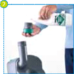 Ajoutez la dose correcte d’additif sanitaire Thetford (par ex. Aqua Kem Blue, Aqua Kem Green), puis ajoutez de l’eau par le bras de vidange rotatif. Ajoutez la dose correcte d’additif sanitaire Thetford (par ex. Aqua Kem Blue, Aqua Kem Green), puis ajoutez de l’eau par le bras de vidange rotatif.