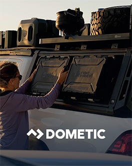 Femme accédant aux compartiments de rangement sur le toit d'un 4x4 équipé Dometic