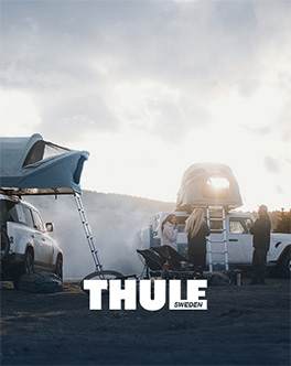 Deux véhicules équipés de tentes de toit Thule lors d'un bivouac au crépuscule