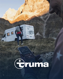 Pilotage du chauffage Truma via smartphone devant un fourgon aménagé en montagne