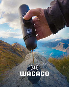 Préparation d'un expresso avec une cafetière portable Wacaco au sommet d'une montagne