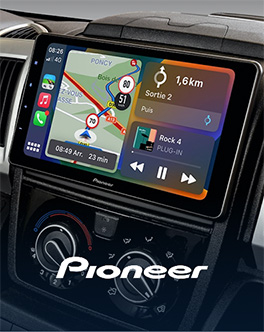 Autoradio GPS Pioneer avec écran tactile installé dans un tableau de bord de fourgon