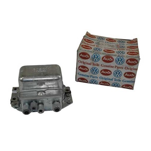     
                
                
    Régulateur de dynamo 12V BOSCH déparasité pour Combi & Type 3 - C031660
